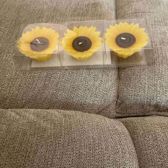 🌸3 for $18🌸 Candles, Sunflowers, Set of 3, Adorable, home decor - Picture 2 of 12